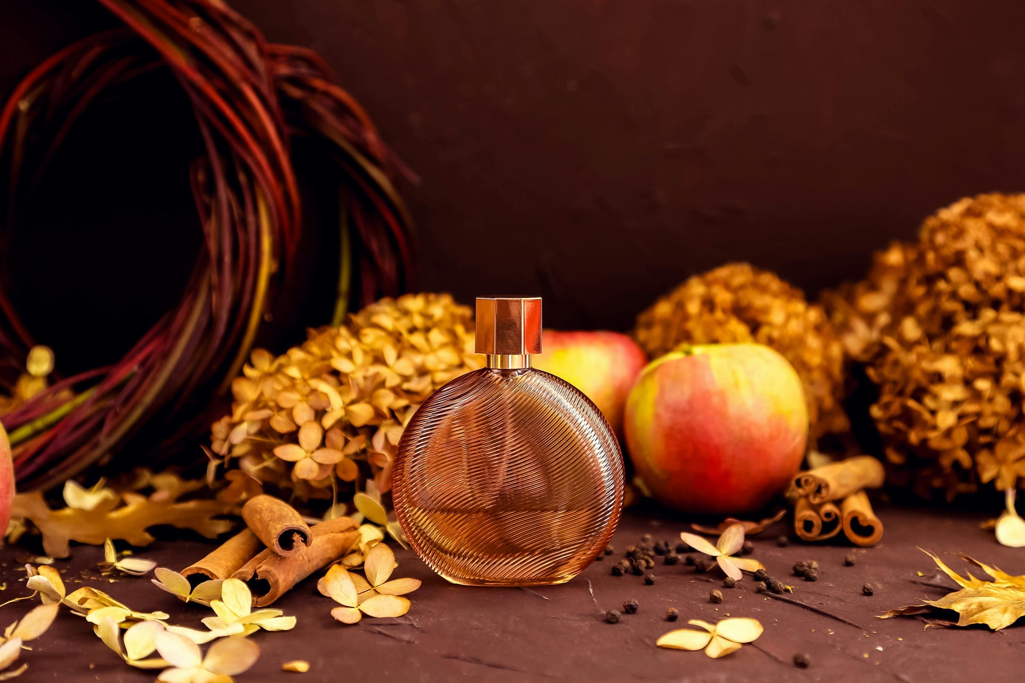 container,beauty,cozy,branding,smell,eau de toilette,unbranded,cosmetic,female,floral,glass,natural,reflection,spray,dry,brown,water,atomizer,aromatherapy,background,autumn,cinnamon,feminine,essence,hydrangea,bottle,odor,perfume,transparent,apple,oil,modern,romantic,honey,design,elegant,organic,product,mock up,scented,label,mockup,flower,fragrance,merchandise,liquid,round,luxury,aroma,essential apple food fruit plant produce bottle cosmetics perfume