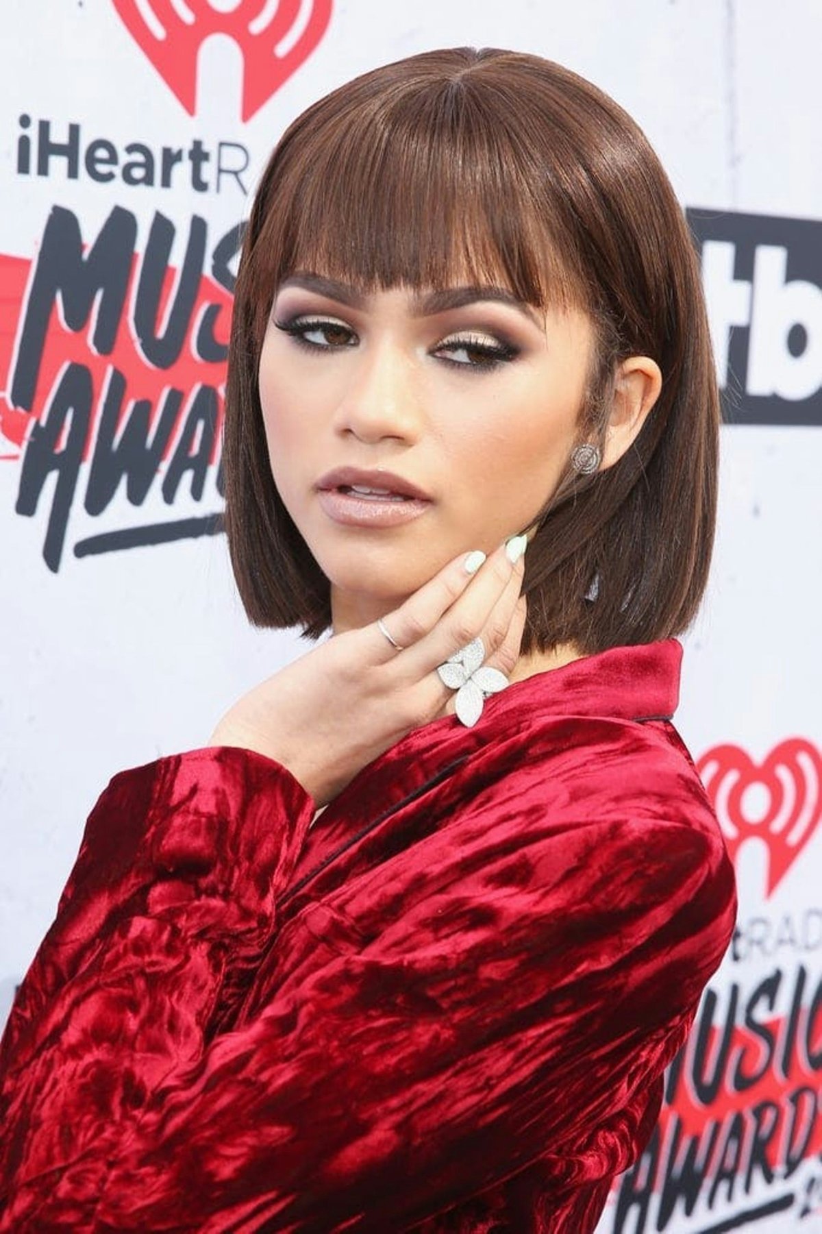 1630570142839830-zendaya-contoured-eye-shadow-iheartradio-music-awards-2016.jpg