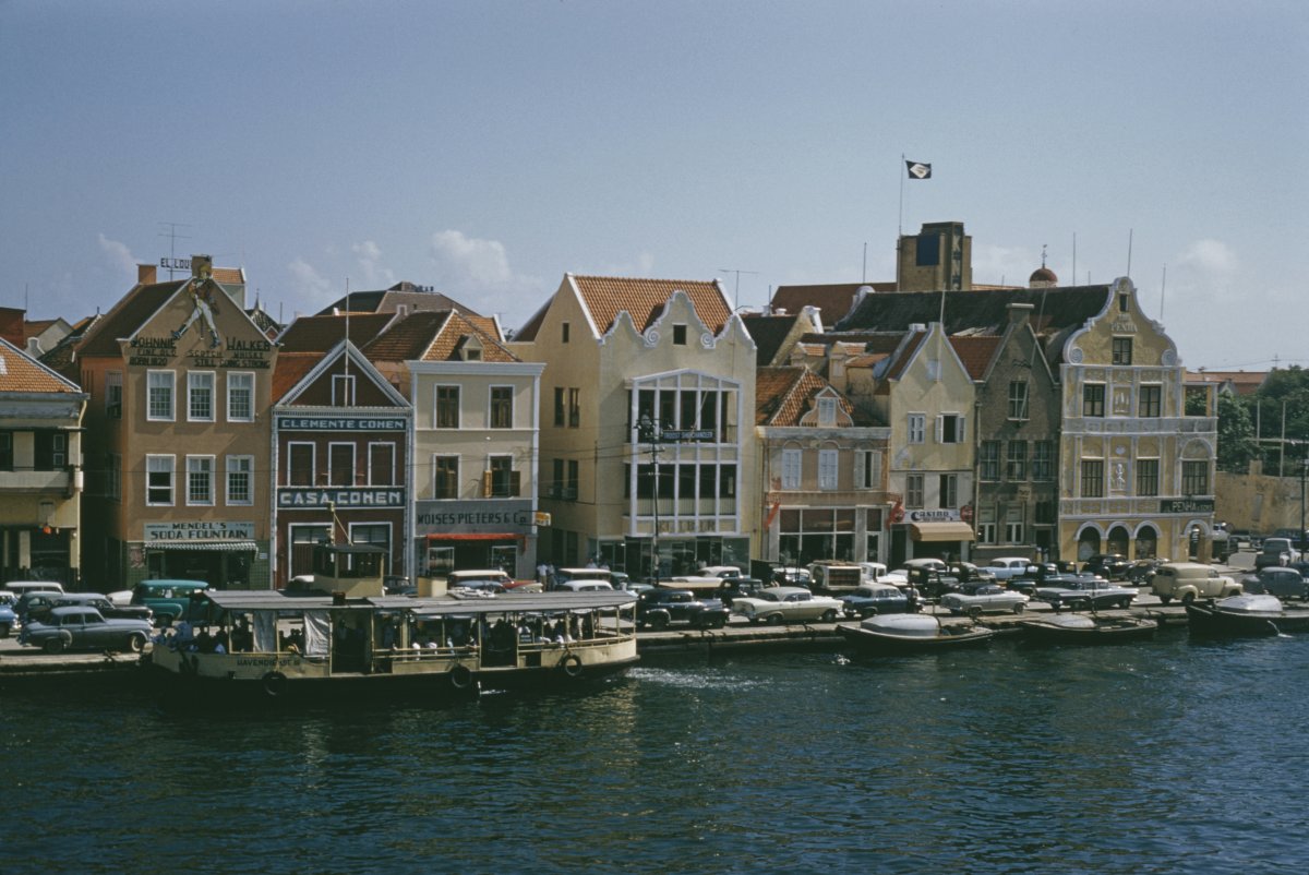 color photograph outdoors huty18790 background people water's edge boat harbour port building exterior sea store waterfront water harbor pier neighborhood watercraft marina car