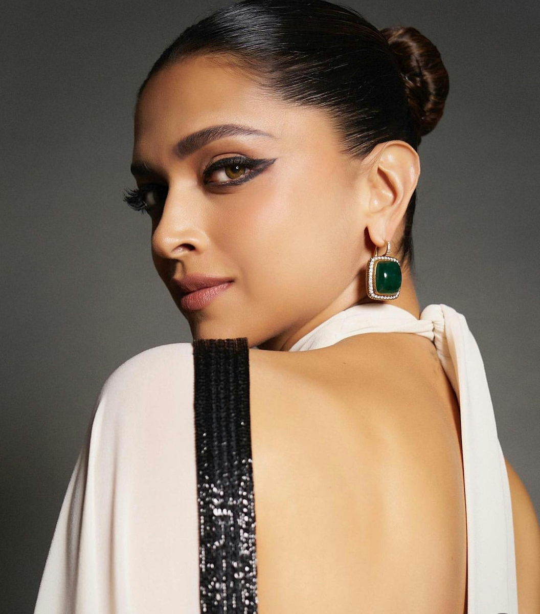 Model with dark eye makeup. Photo via Instagram/ @indiafashionweek