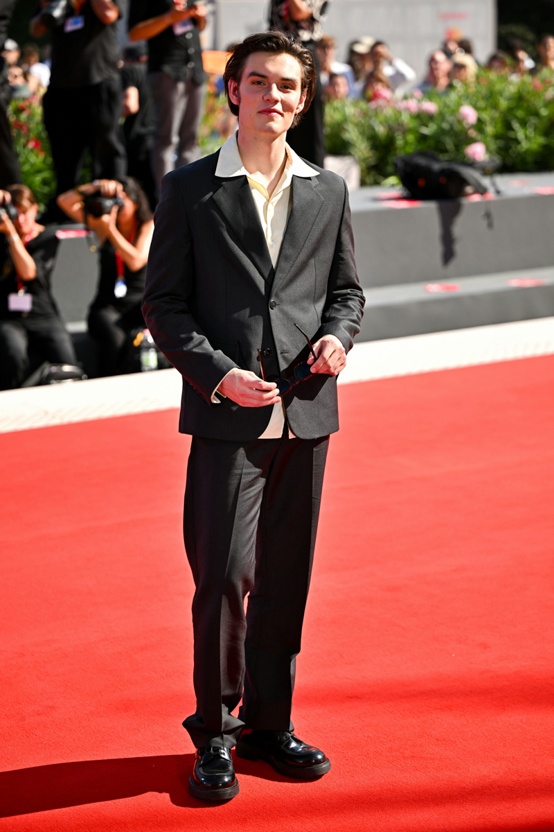 bestof topix venice fashion adult female person woman male man premiere shoe coat