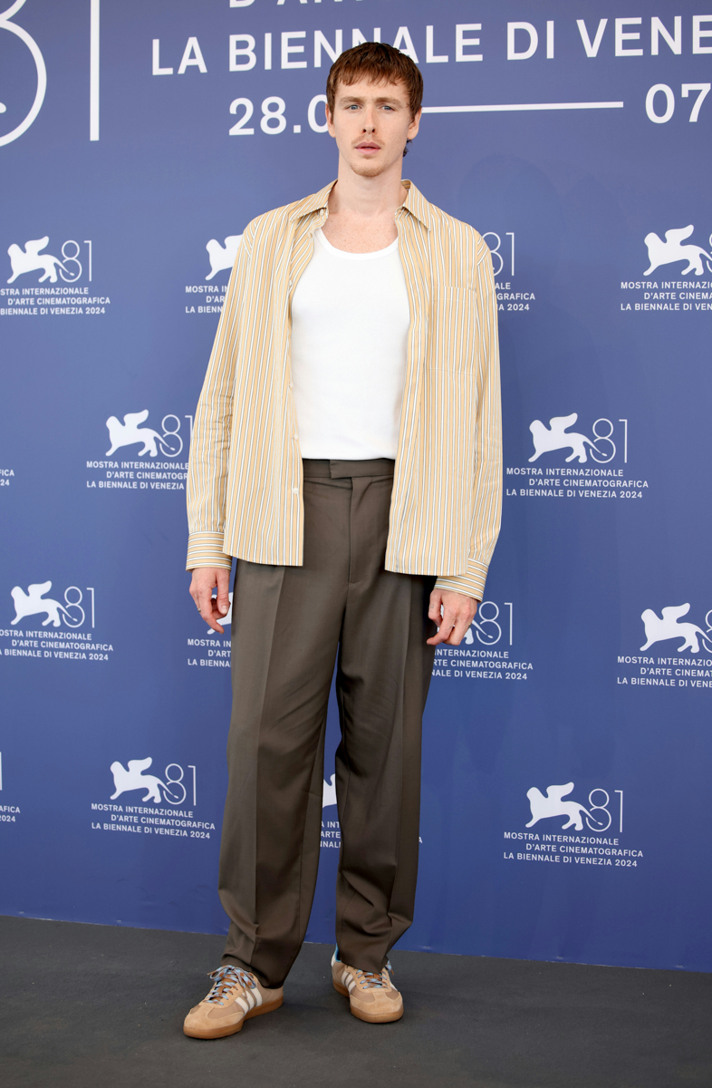 bestof topix venice person standing fashion adult male man suit pants coat sandal