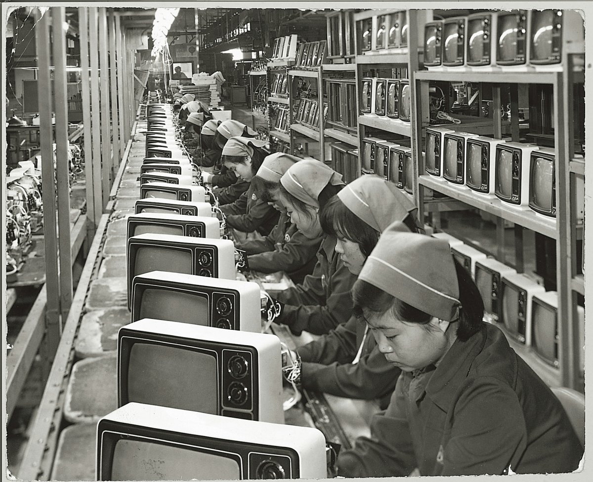Samsung Electronics TV assembly line, 1970s (Samsung Innovation Museum)